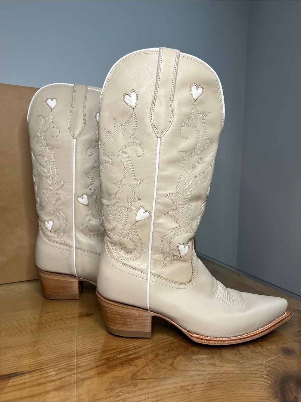 Tecovas Annie hearts Cream Embroidered Western boots